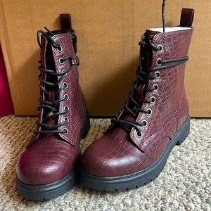 New women’s SO brown boots, size 6, zip up side and tie with scaled texture.